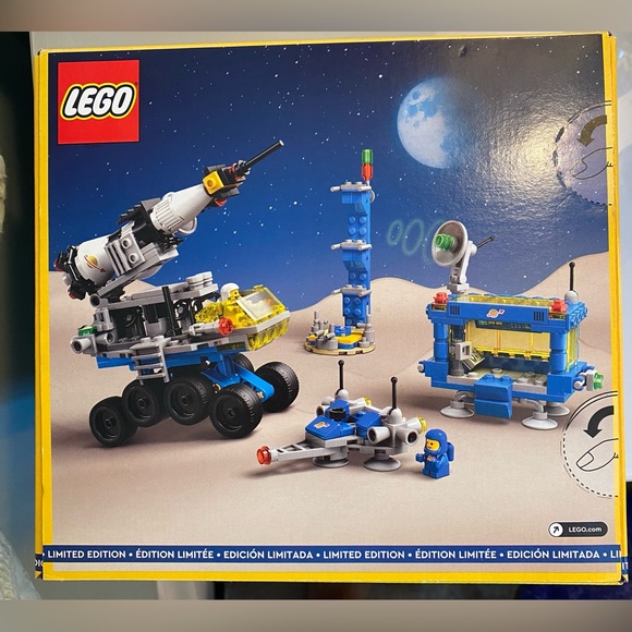 LEGO Micro Rocket Launchpad - Picture 2 of 4